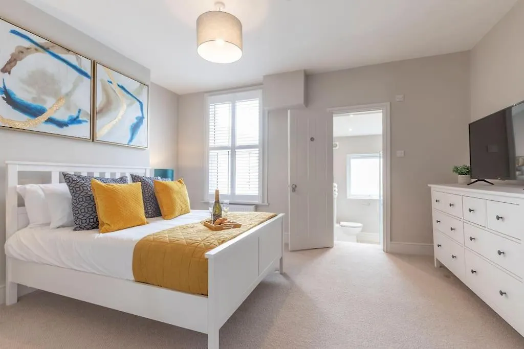 Stunning 5 Bed 4 Bath Period Home Cheltenham 0*,  United Kingdom