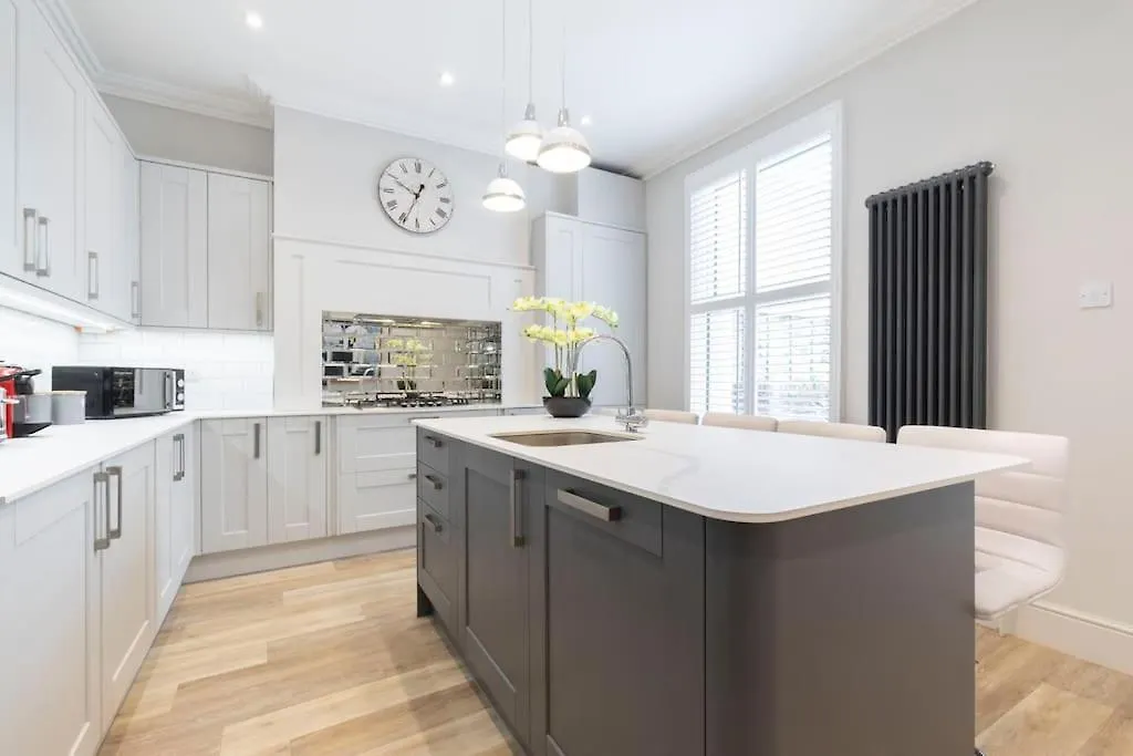 Stunning 5 Bed 4 Bath Period Home Cheltenham 0*,