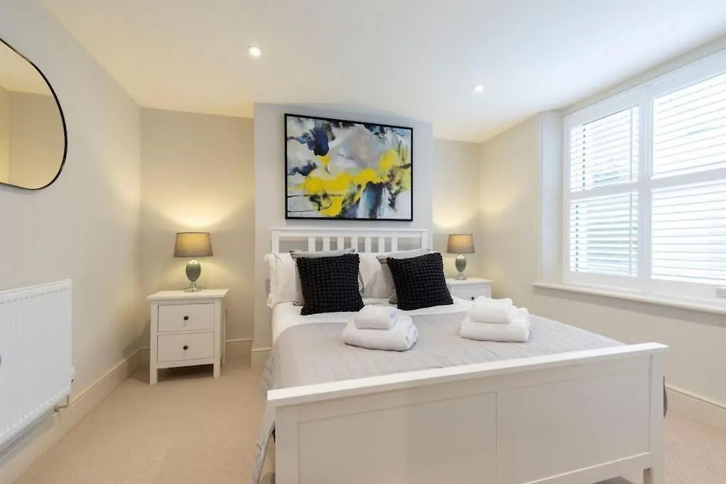 Stunning 5 Bed 4 Bath Period Home Cheltenham Holiday home