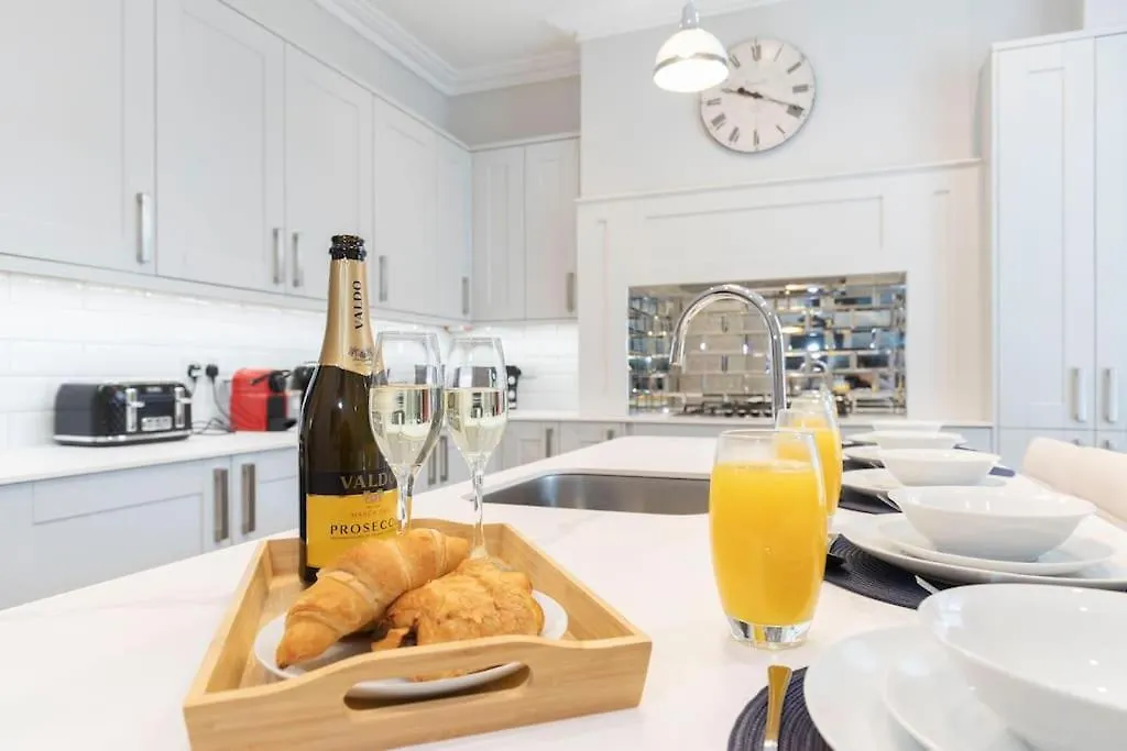 Holiday home Stunning 5 Bed 4 Bath Period Home Cheltenham United Kingdom