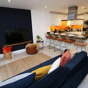 Townhouse Retreat: Luxury With Garden Holiday home Bath