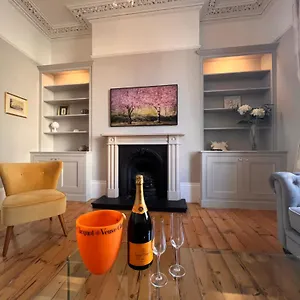 Holiday home No2 Clarence Grade Ii Regency Townhouse Short Walk To Racecourse And Town Centre, Cheltenham