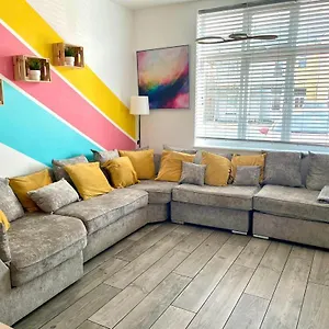 Spacious Group Haven: 8-bedroom Comfort Near Town & Holiday home Bournemouth